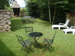 Coin jardin ,Salon de jardin en fer forgé et bains de soleil.