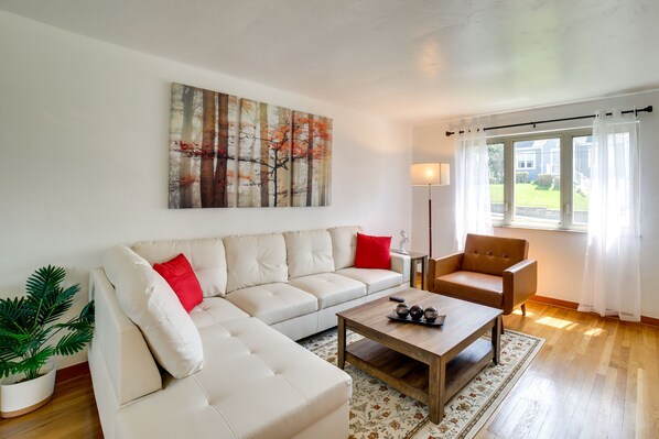 Pittsburgh Vacation Rental | 5BR | 3.5BA | 1 Step to Access | 1,664 Sq Ft