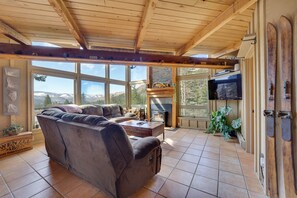 Living Room | Smart TV w/ Cable