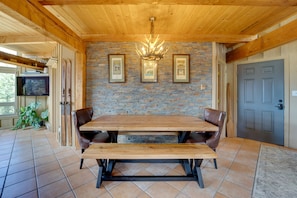 Dining Area | Dishware & Flatware Provided