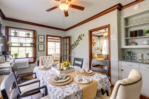 Dining Area | In-Unit Laundry | 18 Mi to Jimmy Carter National Historical Park