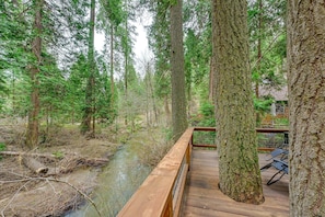 Creekside Deck | Peaceful Wooded Surroundings