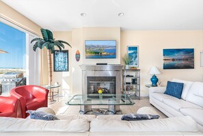 The main living area is sunny & comfortable, with plenty of fun beachy touches.
                