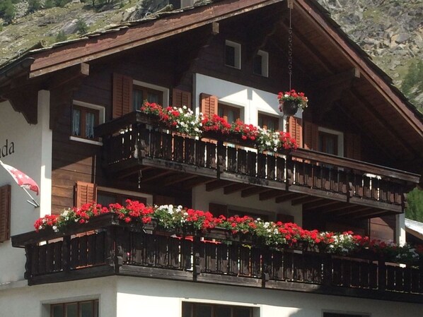 Fleur, Plante, Bâtiment, Propriété, Fenêtre, Maison, Bois, Architecture, Rouge