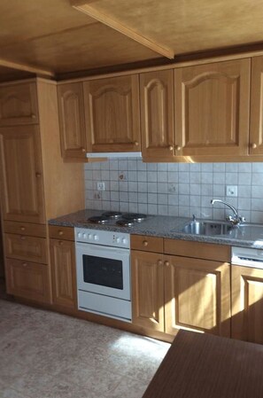 Marron, Cabinetry, Comptoir, Meubles, Évier, Bâtiment, Cuisine, Bois, Cuisinière, Robinet
