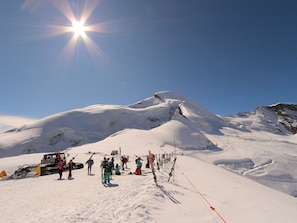 Sky, Snow, Mountain, Slope, Outdoor Recreation, Ice Cap, Terrain, Glacial Landform, Winter Sport, Freezing
