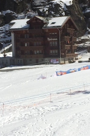 Snow, Building, Slope, Tree, House, Freezing, Geological Phenomenon, Recreation, Mountain Range, Winter