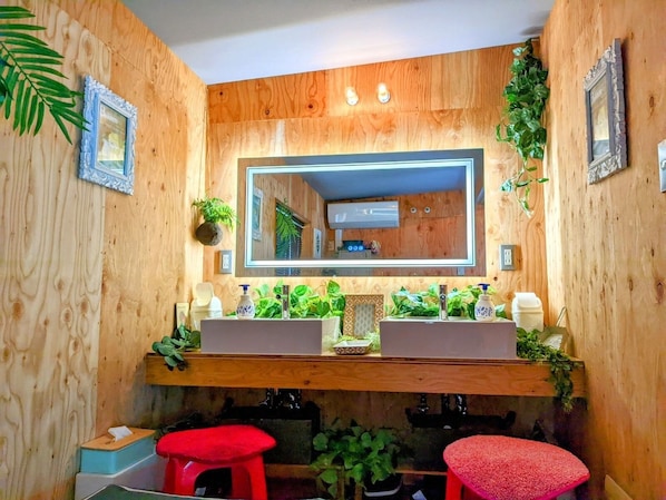 The dressing room is spacious. Comes with a large actress mirror, perfect for dressing up♪