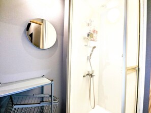 2 shower rooms