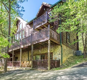 Your perfect Smoky Mountains vacation awaits in this luxurious 6 bed / 5.5 bath cabin that comfortably sleeps 22!