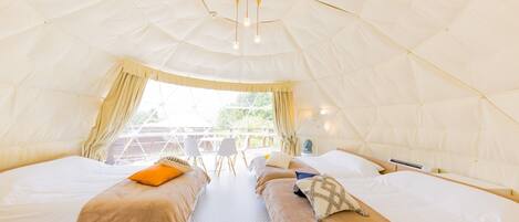 ➀ Image of the interior of the dome tent with open-air bath in the guest room