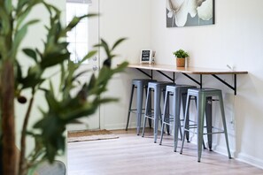 Grab a seat at the sleek breakfast bar 🍽️—perfect for coffee, quick meals, or remote work. With seating for four and a bright backdrop, it’s a cozy corner to start or end your day ☕🌿.