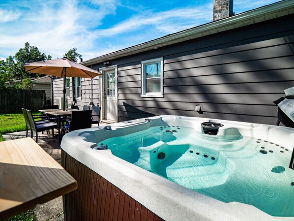 Unwind in the private backyard with a soak in the hot tub 💦, enjoy meals at the outdoor dining set 🍽️, or fire up the grill for a perfect evening under the sky ☀️🌳. Ideal for relaxing or entertaining.