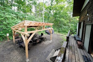 It has a roof so you can enjoy BBQ and bonfires even in the rain.