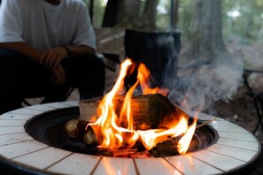 Please talk while watching the bonfire at night.