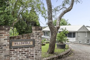WILLOWVALE  ENTRANCE