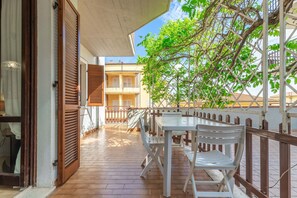 Pflanze, Holz, Stuhl, Gebäude, Fussboden, Flooring, Freizeit, Hartholz, Baum, Veranda