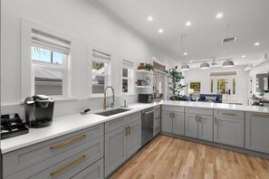 Upgraded Kitchen with Cooking Supplies