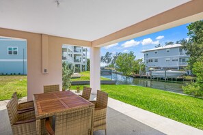 Outdoor Dining, Canal Front