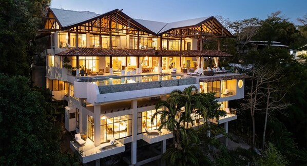 Elegant, unique luxury villa with privileged ocean views of Manuel Antonio.