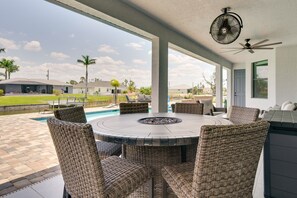 Private Covered Patio | Dining Area | Fire Table (Propane Not Provided)