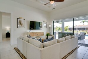 Living Room | Smart TV | Central A/C | Free WiFi