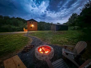 Relaxing fire pit. Bring your own firewood!