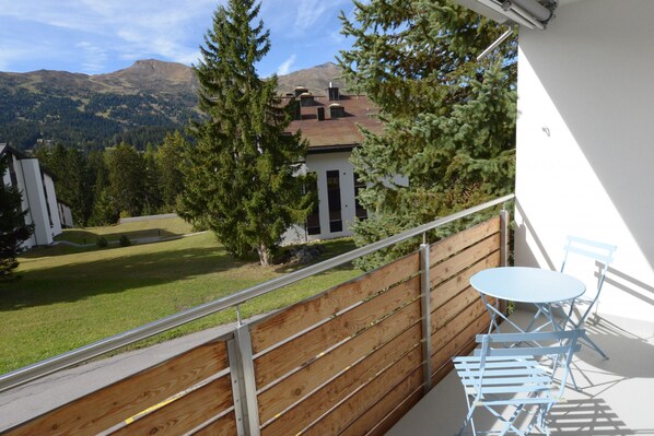 Vom sonnigen Südbalkon haben Sie eine wunderschöne Aussicht auf die Berge. 