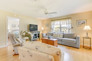 Living Room | Central A/C | Free WiFi | Flat-Screen TV w/ DirecTV & Cable