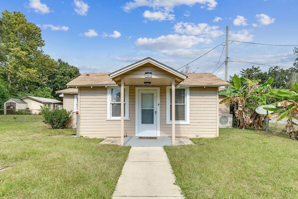 This cozy home is perfect for a little getaway!