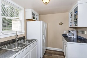 Our coffee themed kitchen goes the extra mile for you coffee lovers, with a coffee maker doubling for brewing either individual cups or a full pot.