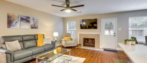 The Woodlands Vacation Rental | 2BR | 2.5BA | 1,550 Sq Ft | Stairs Required