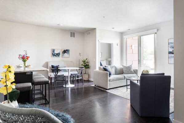 Enjoy this spacious and comfortable condo with 1st floor patio, oversized island and banquette for dining, along with a large-screen TV and electric fireplace.  Plenty of room for everyone to spread out!