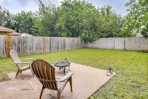 Fenced Backyard | Wood-Burning Fire Pit | Lounge Seating