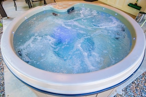 With plenty of hydrotherapy jets there’s not a bad seat in the house.