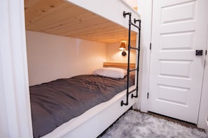 Who's got dibs on which bunk in the Twin XL bunkbed nook?