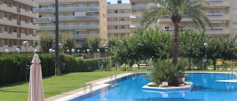 piscina del apartamento, infantil y adulto