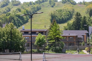 Play tennis at the foot of the mountain