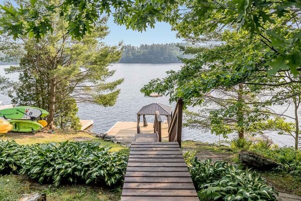 Short steps to the dock