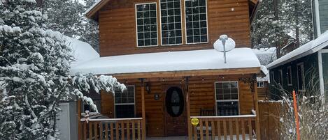 Snow covered Big Bear Cool Cabins, Little Bear Haus