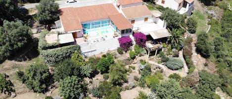 Villa "NINA" , sa piscine au centre,ses terrasses et le parking