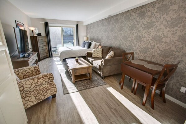 An updated Studio apartment with kitchenette, dining table, laundry (in building), pool and hot tub (shared), and Smart TV with Netflix! Right next to Creekside slopes. Enjoy coziness and convenience !