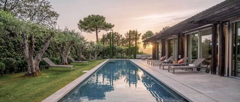 Terrasse avec sa piscine de 19m