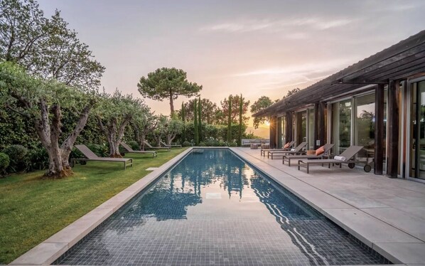 Terrasse avec sa piscine de 19m