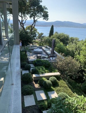 Terrasses et jardin coté mer