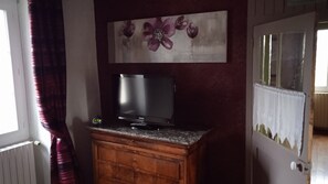 TV sur commode dans la chambre principale