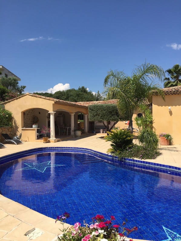 Piscine avec grande plage