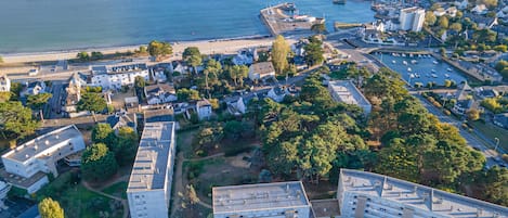 résidence sécurisée dans un  parc arbore  avec parking a 300 m de la  plage