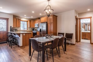 Dining Table for 6 and a fully equipped kitchen