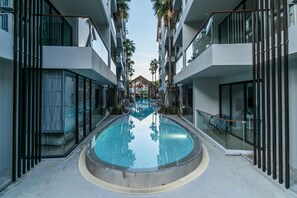 Modern Condo Palmyrah great location, pool & gym (10373)